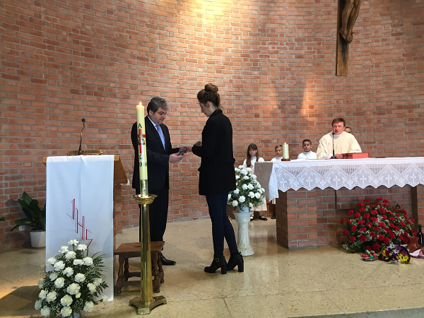 La asistencia del embajador rumano a la Misa de Pascua oficiada en la Capellanía Romano-Católica rumana de Madrid