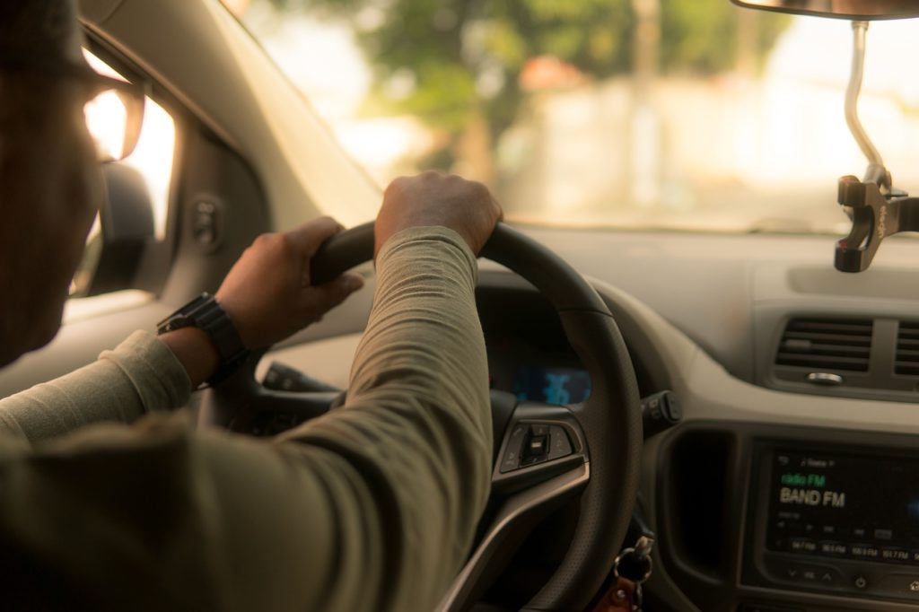 Patru din 10 şoferi români nu semnalizează toate manevrele pe care le fac în trafic (sondaj)