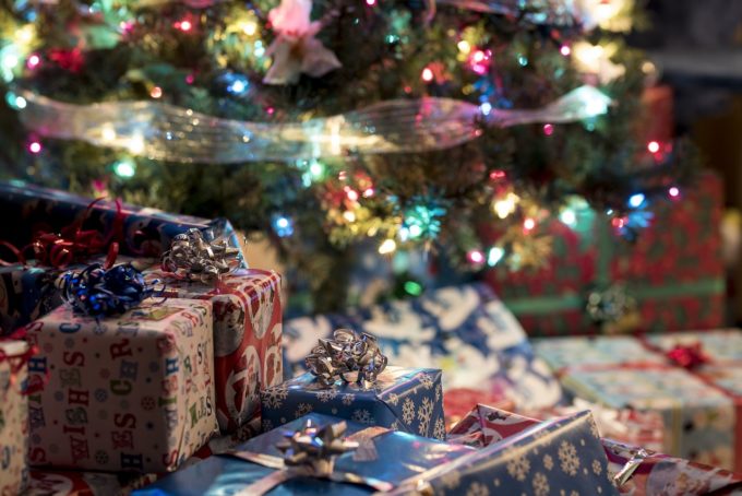 Peste o treime dintre români nu vor călători de Crăciun; 76% susţin că au bani pentru toate cadourile (studiu)