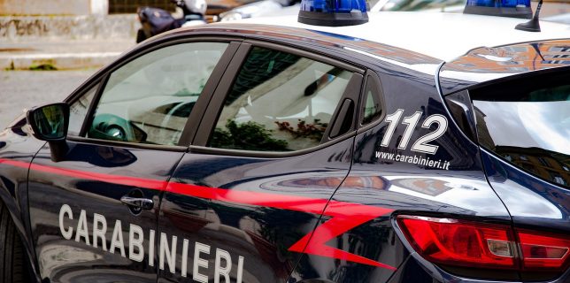 Poliţia italiană a confiscat peste 1.600 de maşini folosite de un grup de români pentru a jefui oameni pe stradă