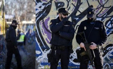 politia-spaniola-aresteaza-doi-posibili-jihadisti-si-confisca-munitie-de-kalasnikov
