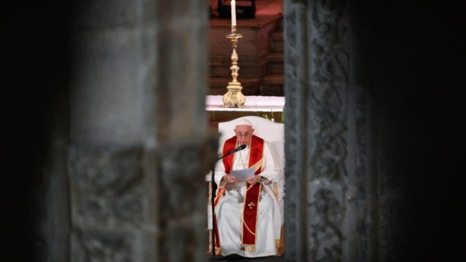 Portugalia: Papa Francisc s-a întâlnit cu victime ale violenţelor sexuale comise de membri ai clerului portughez