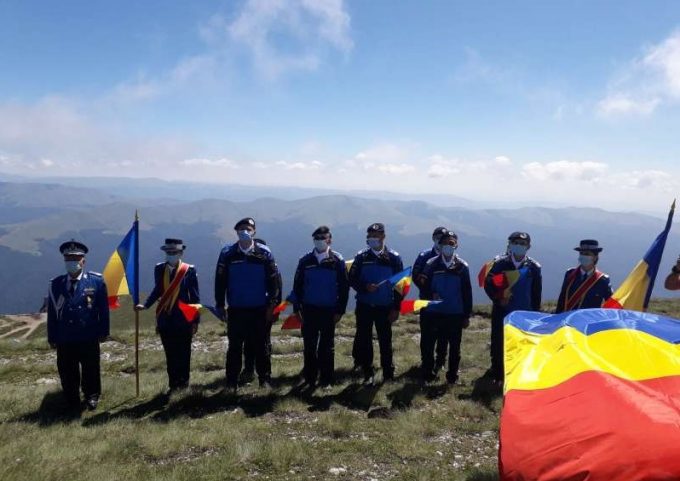 Prahova Imnul României, interpretat de zeci de artişti la peste 2.000 m altitudine, lângă Crucea de pe Caraiman