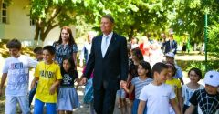 VIDEO: Preşedintele Iohannis a vizitat SOS Satele Copiilor: Un model de intervenţie care ar trebui extins la nivel naţional