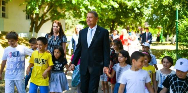 Preşedintele Iohannis a vizitat SOS Satele Copiilor – Un model de intervenţie care ar trebui extins la nivel naţional