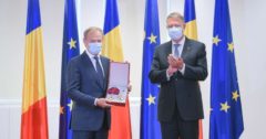 Preşedintele Iohannis l-a decorat pe Donald Tusk: Este una dintre cele mai euro-entuziaste personalităţi europene