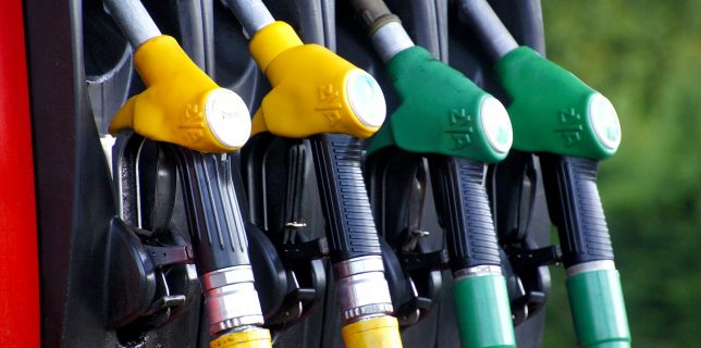 Preţul benzinei în România, mai mare decât media europeană în luna martie