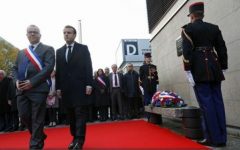 Președintele francez aduce un omagiu victimelor atentatelor din 13 noiembrie 2015