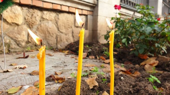 Primarul Chişinăului a depus la Ambasada României o coroană de flori în memoria victimelor incendiului de la Spitalul Judeţean Neamţ