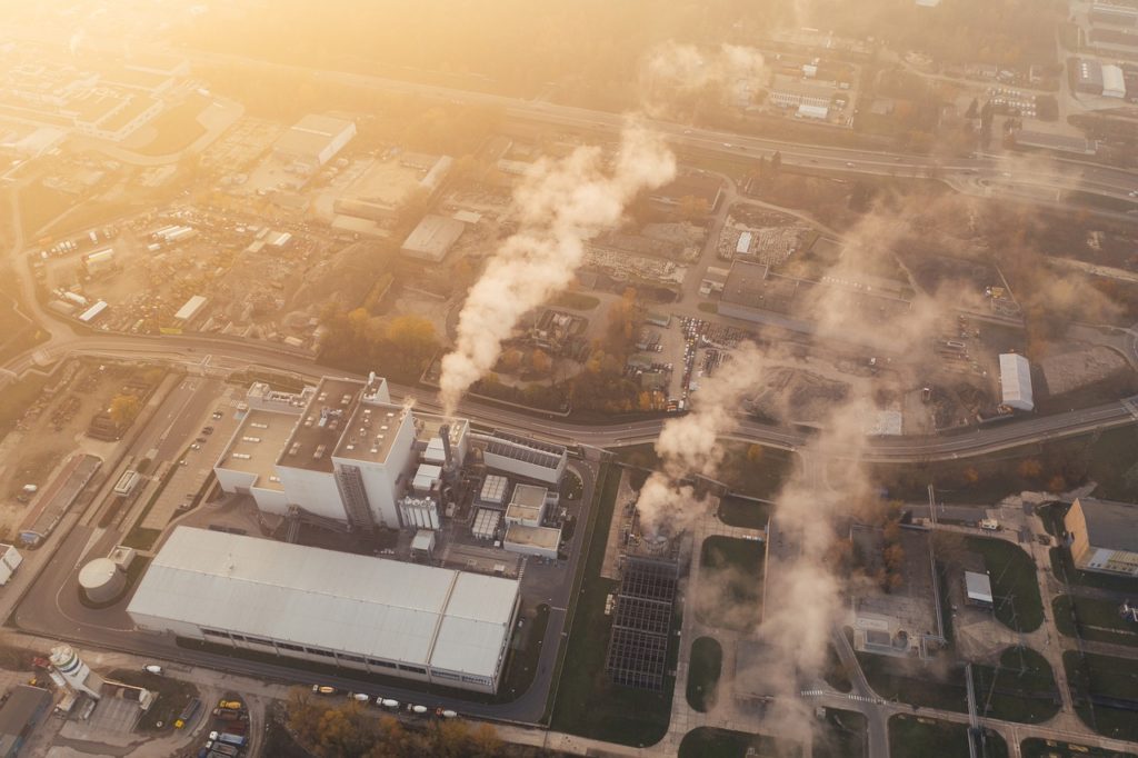 Principalele companii generatoare de emisii, departe de a se fi aliniat Acordului de la Paris privind încălzirea globală (raport)