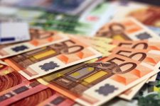 Proiect Lege: Românii din străinătate, obligaţi să justifice sume trimise în ţară de peste 2.000 euro