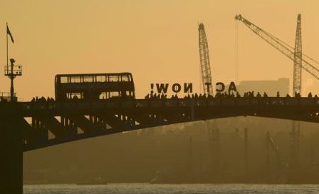 Protest la Tower Bridge din Londra împotriva lui Trump – Construiți poduri, nu ziduri