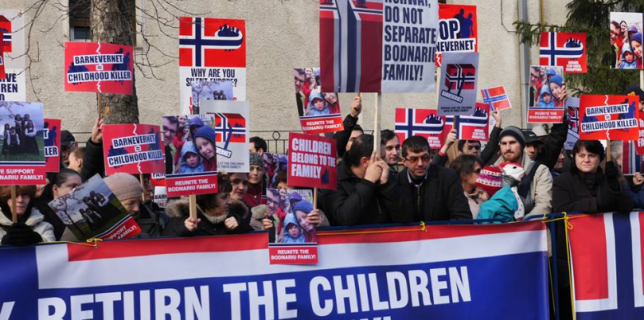 Protest-în-fața-ambasadei-Norvegiei-la-București-pentru-susținerea-familiei-Bodnariu-ai-cărei-copii-au-fost-luați-de-statul-norvegian-Părinții-sunt-acuzați-de-îndoctrinare-creștină