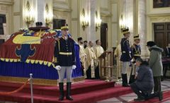Regele Carl al XVI-lea Gustaf și regele Juan Carlos I - prezenți la funeraliile regelui Mihai I
