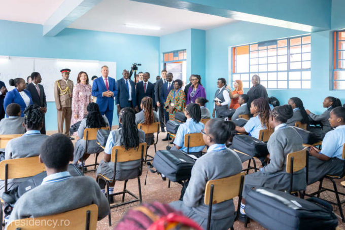 România, donaţie pentru Uthiru Girls High School - Kenya; Iohannis: Continuăm proiectele de educaţie incluzivă
