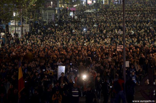 România-Mii-de-persoane-la-protestele-pentru-reforma-clasei-politice-(Euronews)