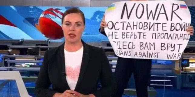 Rusia: O manifestantă împotriva războiului din Ucraina întrerupe jurnalul televiziunii Pervîi Kanal