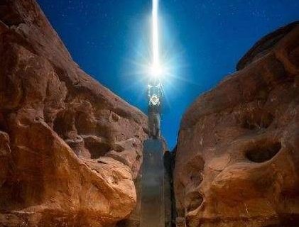 SUA: Misteriosul monolit descoperit într-o regiune deşertică din Utah a fost demontat şi transportat cu o roabă