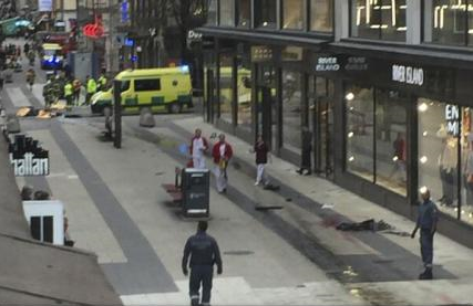 SUEDIA Un camion a intrat în mulțimea de pe o stradă comercială din centrul orașului Stockholm trei morți posibil atac terorist