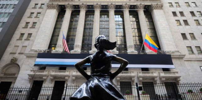 Sculptura din bronz ''Fearless Girl'', prezentă încă 11 luni în faţa Bursei din New York