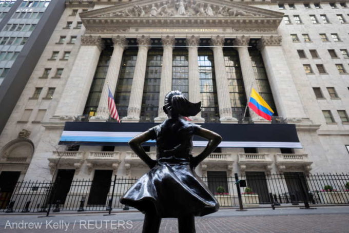 Sculptura din bronz ''Fearless Girl'', prezentă încă 11 luni în faţa Bursei din New York