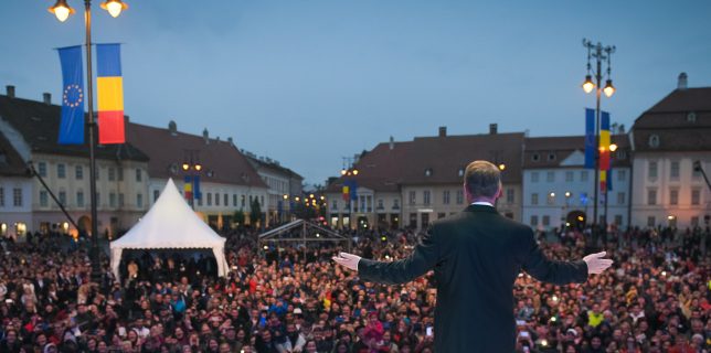 Sibiu Aproape 10.000 de oameni, pe ploaie, în piaţa Summitului UE la spectacolul de folclor şi concertul Deliei