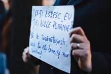 VIDEO Sibiu: Poezia ''Ce-ţi doresc eu ţie, dulce Românie'', rescrisă la protestul din faţa sediului PSD