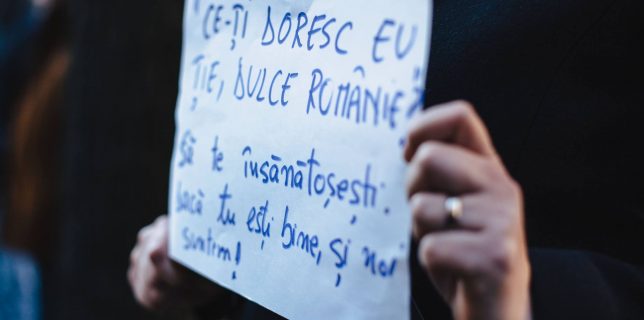Sibiu – Poezia ”Ce-ţi doresc eu ţie, dulce Românie”, rescrisă la protestul din faţa sediului PSD