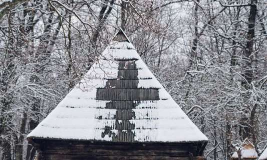 Sibiu Semnul crucii a apărut pe o casă de la Muzeul ASTRA, după ce s-a topit parţial zăpada