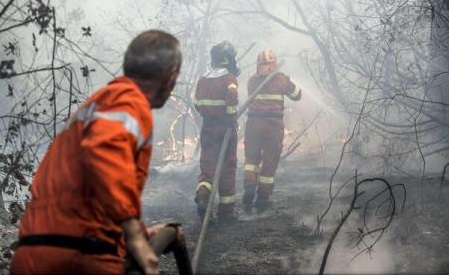 Sicila – Pompieri arestați după ce aprindeau intenționat focuri pentru a primi indemnizația de intervenție