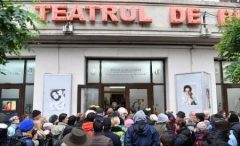 Sicriul cu trupul neînsuflețit al actriței Stela Popescu a fost adus la Teatrul de Revistă "Constantin Tănase"
