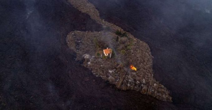 Spania: O casă, ''cruţată'' în mod miraculos de lava devastatoare a vulcanului de pe insula La Palma