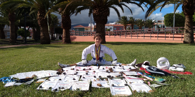 Spania O fetiță româncă din Gran Canaria obține trofee și medalii numeroase la taekwondo arte marțiale-4