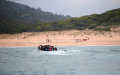 VIDEO: Spania - Peste 30 de migranţi ilegali au debarcat pe o plajă sub privirile turiştilor