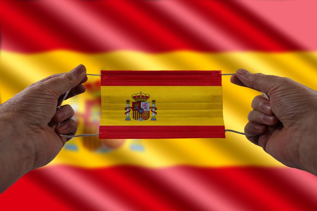 Spania ridică obligativitatea purtării măştii în interior începând de miercuri