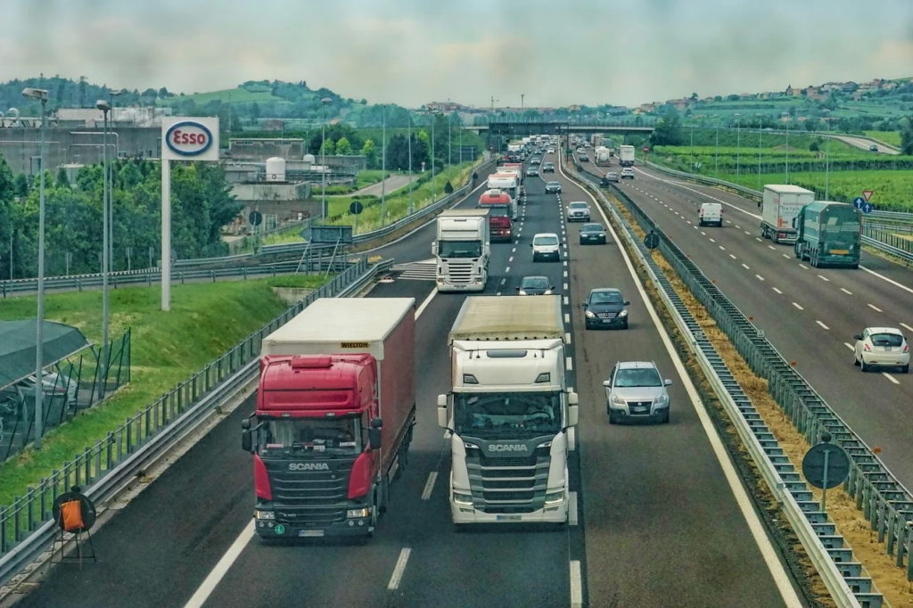 Transportatorii britanici avertizează Guvernul că vizele temporare nu vor rezolva criza de şoferi