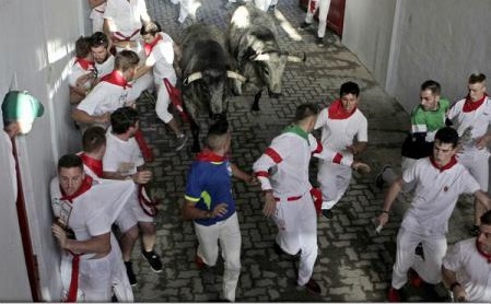 Trei bărbați au fost împunși de tauri în prima zi a curselor din Pamplona
