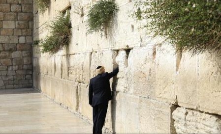 Trump, primul președinte american la Zidul Plângerii, a lăsat un bilet la locul cel mai sfânt al iudaismului