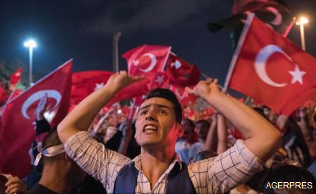 Turcia-Mii-de-persoane-în-continuare-în-stradă-după-tentativa-de-puci