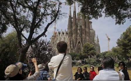 Turiștii din Barcelona bombardați cu ouă de către localnicii nemulțumiți de supraaglomerarea Centrului istoric