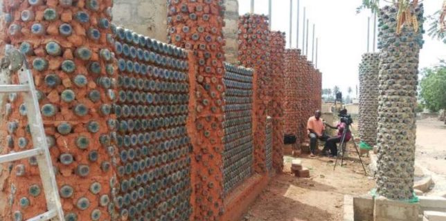 Un arhitect african a construit o bibliotecă publică din 45.000 de sticle de plastic reciclate