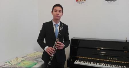 Un elev de clasa a VII-a, zeci de premii la concursuri pentru interpretarea sa la clarinet (reportaj)