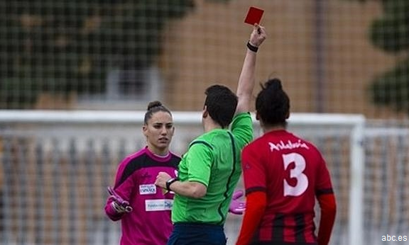 Una-jugadora-del-Sporting-Huelva-denuncia-la-salida-de-tono-de-un-árbitro-durante-un-partido