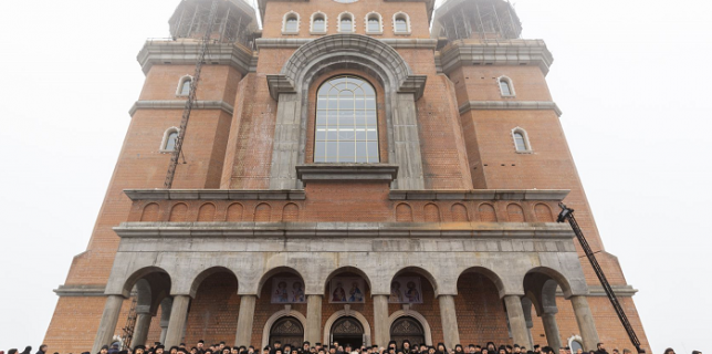 VIDEO-Catedralei Mântuirii Neamului Aproximativ 30.000 de persoane şi 2000 de invitaţi la slujba de sfinţire