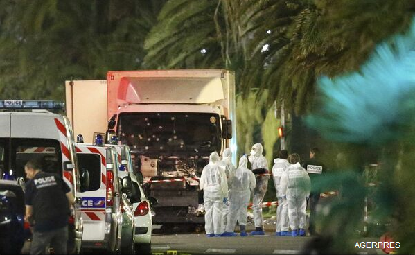 VIDEO-FOTO-Atentat-la-Nisa-O-mașină-a-intrat-în-mulțime-de-Ziua-Națională-a-Franței-Cel-puțin-73-de-persoane-au-murit-sute-de-răniți-șoferul-camionului-a-fost-împușcat-autorități-3
