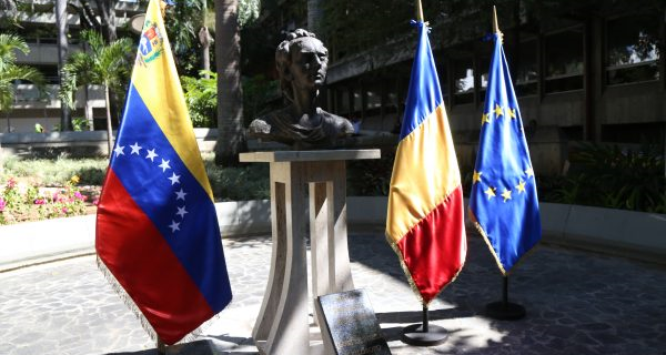 Venezuela y Rumania estrechan lazos de amistad al reinaugurar busto del poeta Mihai Eminescu