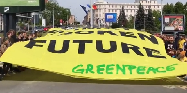Vezi mesajul protestatarilor Greenpeace pentru liderii veniţi la Summitul de la Sibiu