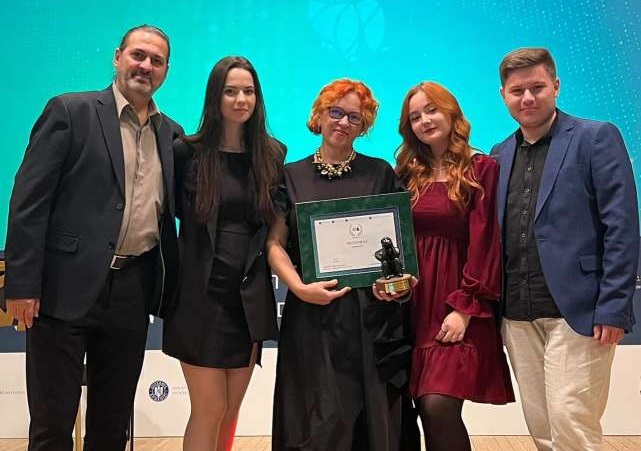 Vrancea: Profesoara Carmen Ion, iniţiatoarea festivalului-concurs Boovie, premiată la Gala Gândit în România