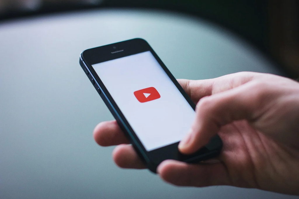 Zeci de organizaţii de fact-checking din întreaga lume cer YouTube să lupte împotriva ''dezinformării galopante''