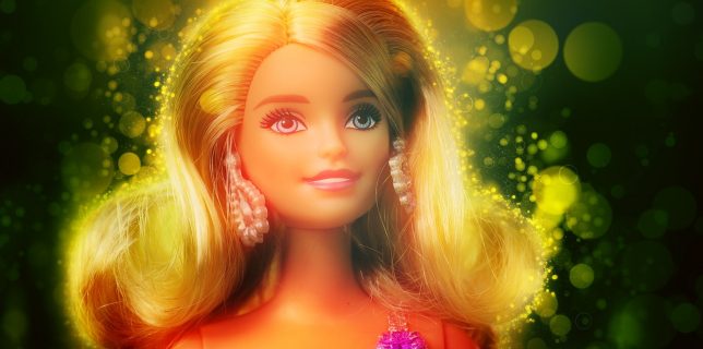 Ziua Internaţională a Femeii, marcată prin păpuşi Barbie pugiliste şi un flashmob al sufragetelor